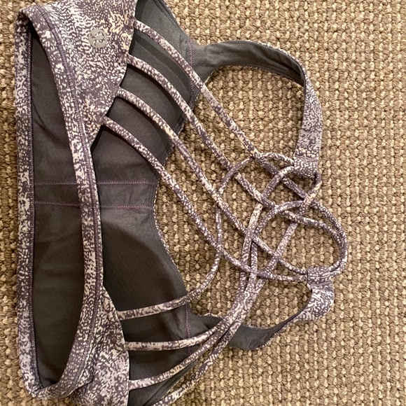 Size 4 Lululemon sports bra! Free To be Wild Bra:) - Picture 4 of 4
